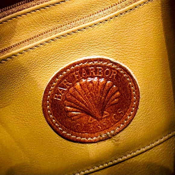 Bar Harbor Classics handmade leather bag. Adjustable strap, snap closure. - Picture 3 of 4